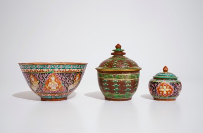 Un lot en porcelaine de Chine Bencharong pour le march&eacute; tha&iuml;, 19&egrave;me